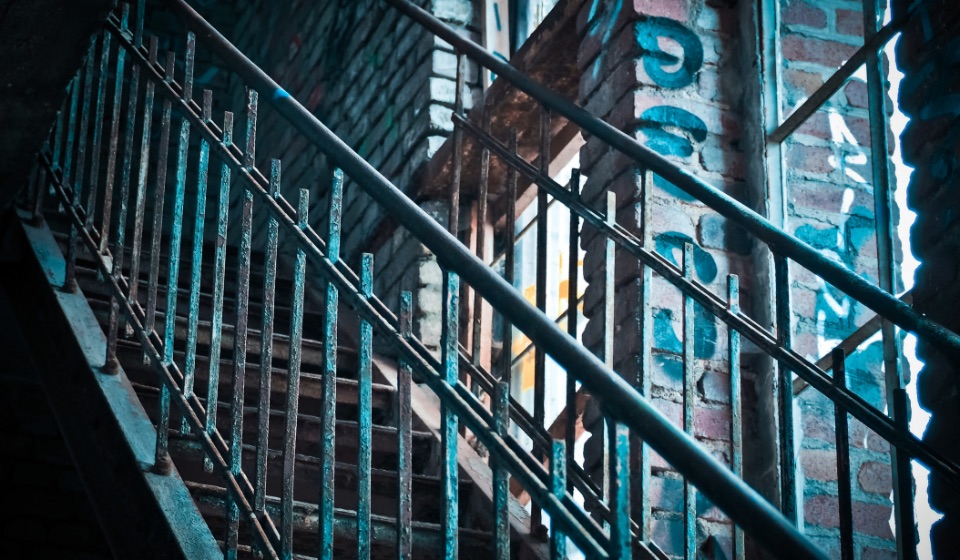 印刷工場跡の中にある階段の写真